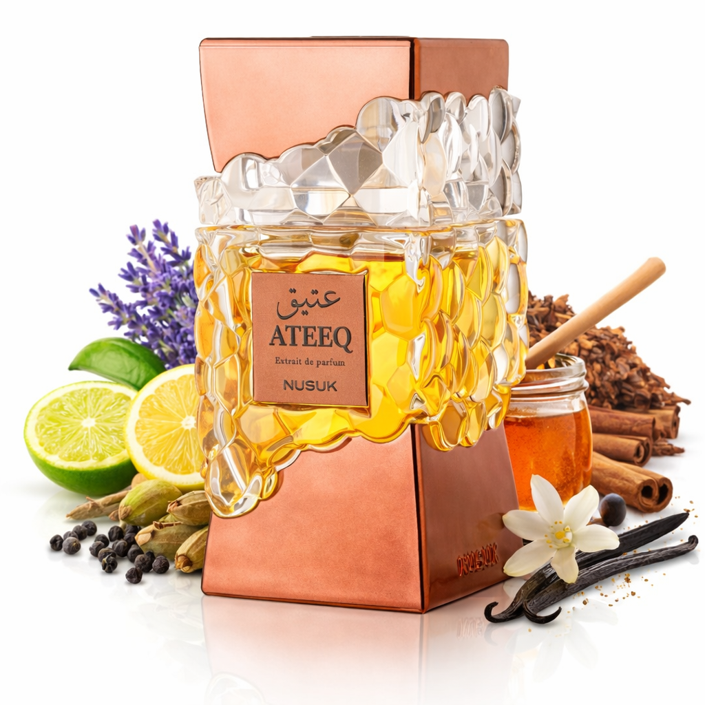 ATEEQ Extrait de Parfum von NUSUK in einem goldfarbenen, strukturierten Flakon mit kupferfarbener Kappe, umgeben von Limette, Zitrone, Lavendel, Zimtstangen, Honig, Vanille, Kardamom und Pfefferkörnern auf hellem Hintergrund.