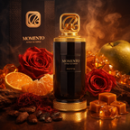 RiiFFS Momento Extrait de Parfum im schwarzen Flakon mit goldener Kappe, inszeniert in warmem Licht mit Rosen, Orange, Amber, Karamell, Mandeln und Gewürzen vor dunklem Hintergrund.
