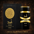 Lattafa ASAD Herren Eau de Parfum 100 ml – schwarzer Flakon mit goldenen Akzenten und arabischem Schriftzug neben eleganter schwarzer Verpackung mit goldfarbenem Löwenemblem vor warm schimmerndem Hintergrund.
