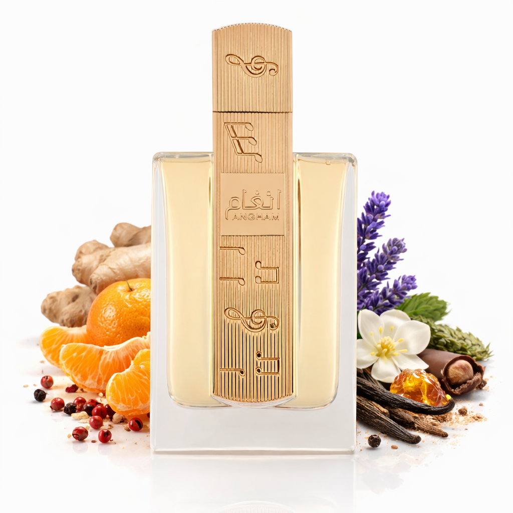 Lattafa „Angham“ Eau de Parfum für Damen im eleganten, transparenten Glasflakon mit goldfarbener, geriffelter Metallfront und passender Kappe, arrangiert mit Mandarinen, Ingwer, Lavendel, weißer Blüte, Gewürzen und Vanilleschoten als Duftinspiration im Hintergrund.
