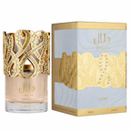 Lattafa Dalal Eau de Parfum 100 ml in elegantem Glasflakon mit kunstvoll verziertem goldfarbenem Verschluss, arrangiert mit grünem Apfel, Orangenscheibe, Vanilleschoten und weißen sowie gelben Blüten auf hellem Hintergrund.