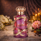 Lattafa „Habik“ Eau de Parfum im violetten Glasflakon mit goldenen Ornamentdetails und roséfarbenem Verschluss, inszeniert auf Marmoroberfläche mit Birne, weißen Blüten, rosa Blume, Gewürzen und warmem Kerzenlicht im Hintergrund.