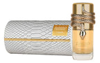 Lattafa Musamam White Intense Eau de Parfum 100 ml – edler Glasflakon mit goldfarbenem Verschluss und dekorativer Schlangenverzierung, gefüllt mit hellgoldenem Duft, präsentiert neben einem eleganten weißen Etui in Schlangenleder-Optik mit goldenen Akzenten.