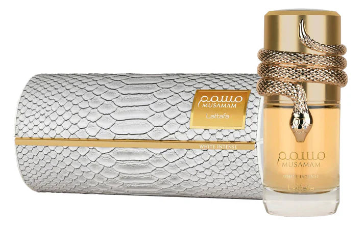 Lattafa Musamam White Intense Eau de Parfum 100 ml – edler Glasflakon mit goldfarbenem Verschluss und dekorativer Schlangenverzierung, gefüllt mit hellgoldenem Duft, präsentiert neben einem eleganten weißen Etui in Schlangenleder-Optik mit goldenen Akzenten.