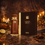 „Liquid Brun“ Eau de Parfum von French Avenue als braune, goldverzierte Flasche mit passender dunkler Box, inszeniert vor warmem Hintergrund mit Kerzenlicht, Zimtstangen, getrockneter Zitrone und Gewürzen.