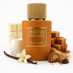 Molten Caramel von Paris Corner – geriffelter, karamellfarbener Parfumflakon mit goldener Kappe und Etikett, inszeniert mit Karamellwürfeln, weißer Schokolade, Vanilleschote, Milch und Pralinen auf hellem Hintergrund.