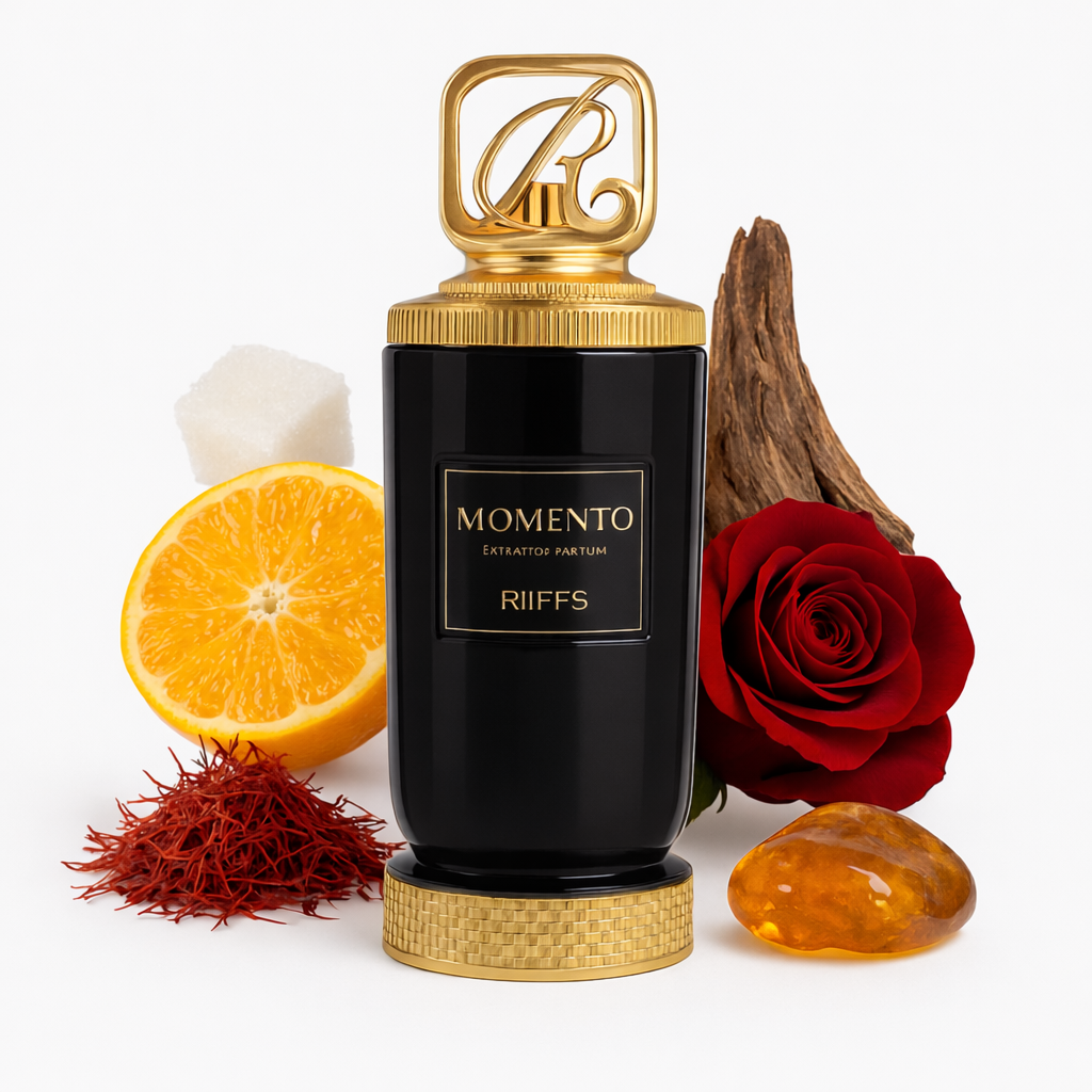 RiiFFS Momento Extrait de Parfum im schwarzen Flakon mit goldener Kappe, inszeniert mit Orange, Safran, Rose, Amberharz und Holz auf hellem Hintergrund.