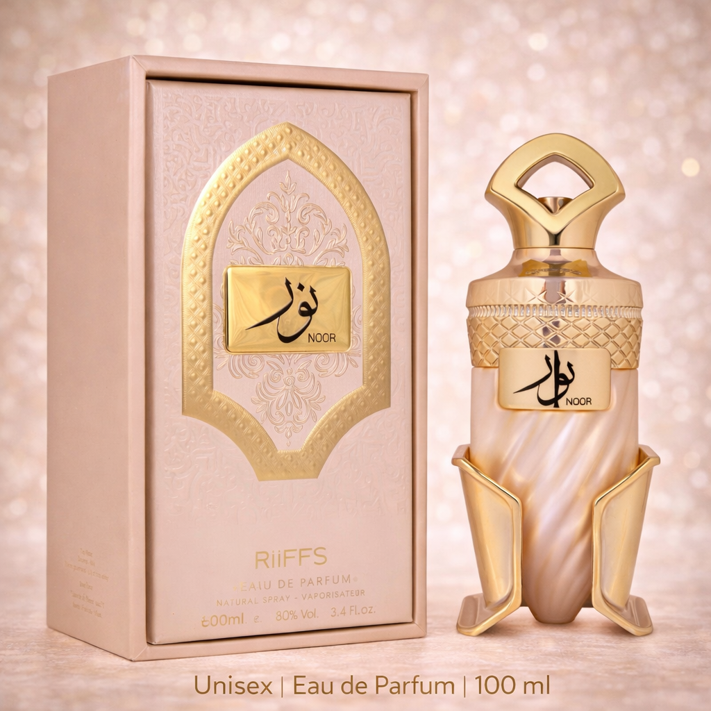 Elegantes Unisex Eau de Parfum „Noor“ von Riiffs (100 ml) mit kunstvoll gestaltetem, goldfarbenem Flakon und passender rosé-goldener Verpackung. Der Flakon hat ein ornamentales Design mit arabischer Schrift und goldenen Details, präsentiert vor einem warm schimmernden Hintergrund.