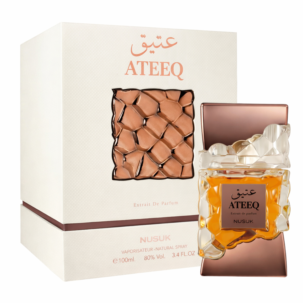 ATEEQ Extrait de Parfum von NUSUK (100 ml) mit cremefarbener Verpackung und kupferfarbenem Mosaik-Detail; dazu passender, strukturierter Glasflakon mit kupferfarbener Kappe und goldener Duftflüssigkeit vor hellem Hintergrund.