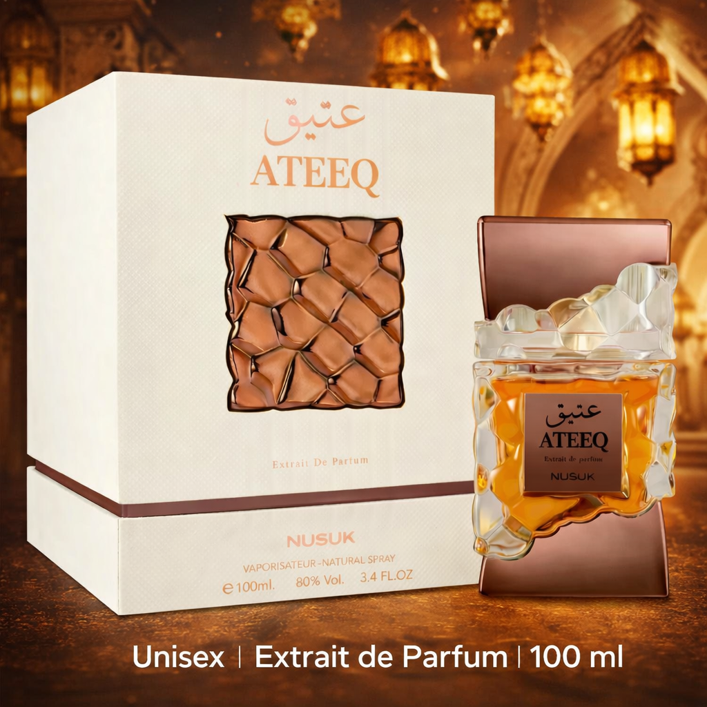 ATEEQ Extrait de Parfum von NUSUK (100 ml) als Unisex-Duft, präsentiert mit edler weißer Verpackung und gold-braunem Flakon mit kristallartiger Glasverzierung. Warmer, orientalischer Hintergrund mit leuchtenden Laternen unterstreicht den luxuriösen Charakter des Parfums.
