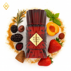 Roter Parfumflakon „Royal Blend Sequoia“ mit goldener Plakette, umgeben von Erdbeeren, Brombeeren, Aprikose, Pflaume, Rosmarin und Basilikum auf weißem Hintergrund mit Gewürzpulver-Akzent – fruchtig-würzige Duftkomposition.