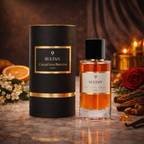 Sultan 9 Eau de Parfum von Collection Prestige Paris mit schwarzer zylindrischer Verpackung und klarem Glasflakon mit bernsteinfarbenem Duft und schwarzem Deckel, dekoriert mit Orange, weißen Blüten, roter Rose, Gewürzen und warmem Kerzenlicht im Hintergrund.