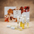 Swiss Arabian Heritage Series Duftproben-Set mit mehreren kleinen Roll-on-Vials (u. a. Amber 01, Musk 07, Oud 07) in transparenter Verpackung, arrangiert vor dekorativer Heritage-Box auf hellem Hintergrund.