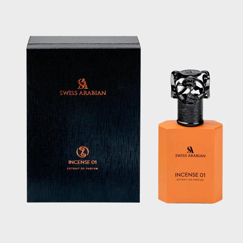 Swiss Arabian Incense 01 Extrait de Parfum mit leuchtend orangefarbenem Flakon und schwarzem, ornamentalem Verschluss neben dunkelblauer Originalverpackung.