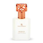 Swiss Arabian Musk 01 Extrait de Parfum in weißem, mattem Flakon mit roségoldenem, ornamentalem Verschluss, freigestellt auf hellem Hintergrund.