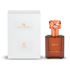 Swiss Arabian OUD 01 Extrait de Parfum mit weißer, strukturierter Verpackung und bernsteinfarbenem Glasflakon mit kupferfarbenem, ornamentalem Verschluss vor transparentem Hintergrund.
