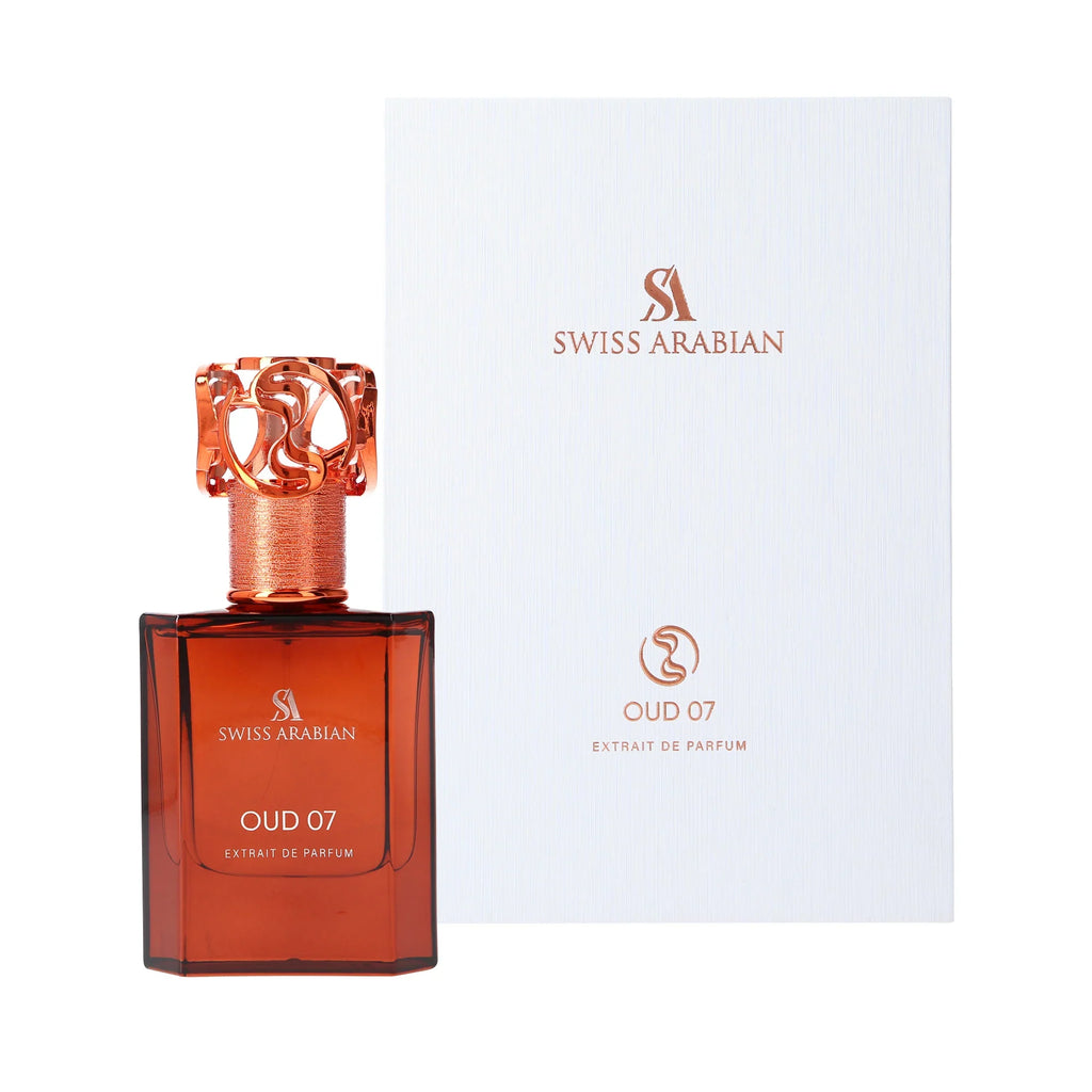 Swiss Arabian OUD 07 Extrait de Parfum mit bernsteinfarbenem Glasflakon und kupferfarbenem, ornamentalem Verschluss neben weißer, strukturierter Originalverpackung.