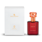 Swiss Arabian Rose 01 Extrait de Parfum mit rotem Glasflakon und roségoldenem, ornamentalem Verschluss neben weißer Originalverpackung.