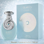 Hellblauer, ovaler Parfumflakon „Tahira“ von RIIFFS mit silbernem, kunstvoll verziertem Verschluss und türkisfarbenem Detail in der Mitte. Daneben steht die passende, hellblaue Verpackung mit rundem Ornamentdesign. Unten im Bild der Hinweis „Women | Extrait de Parfum | 100 ml“.